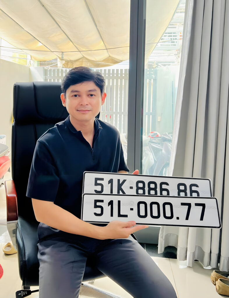 Khách hàng nhận biển sô đấu giá tại Cty Phú Gia Thành