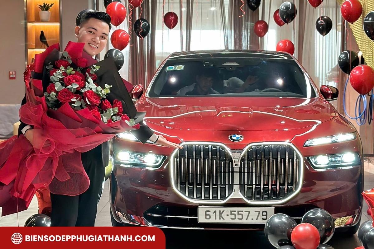 Xe hơi màu đỏ sang trọng hợp mệnh Hỏa