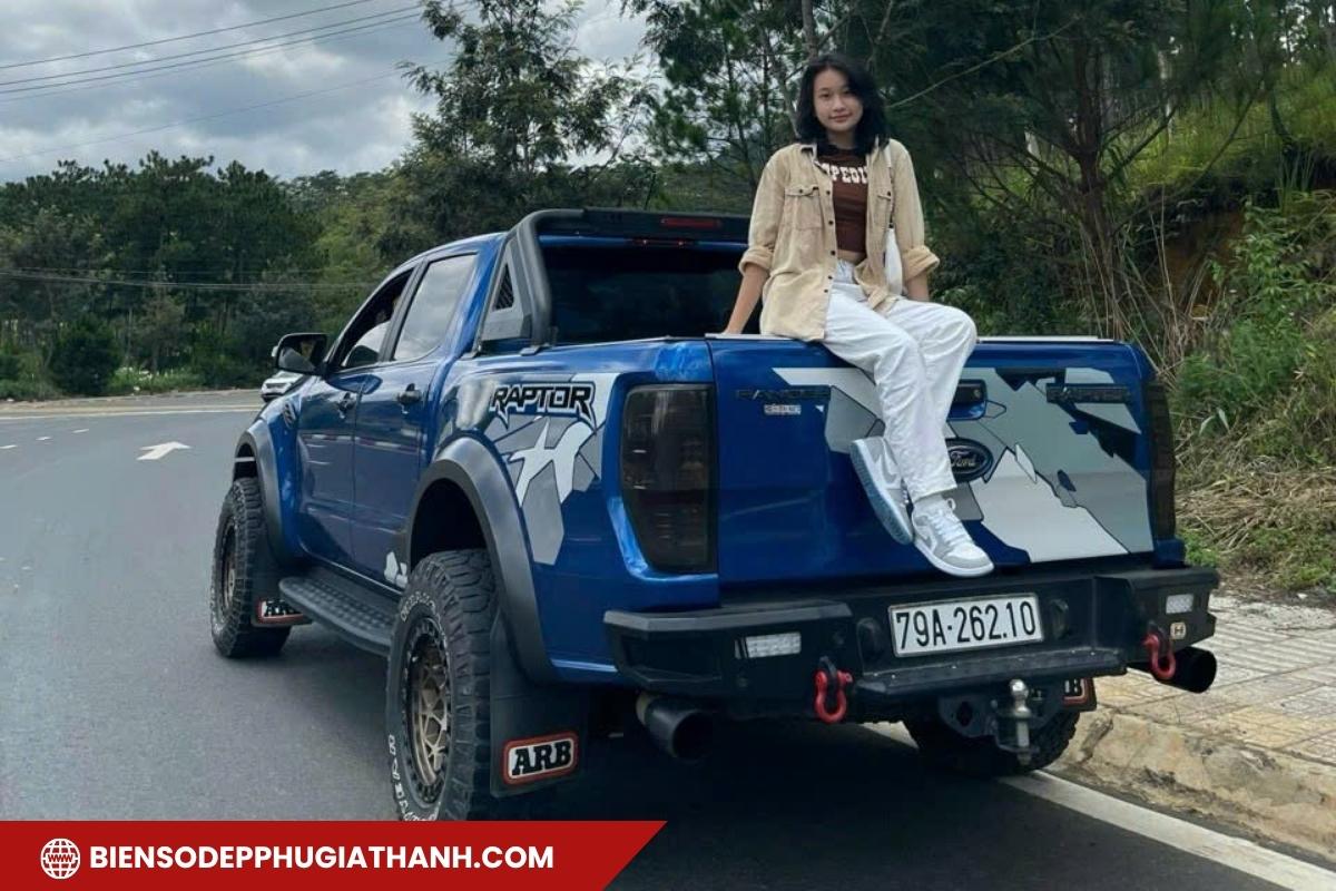 Xe màu xanh dương với biển số hợp mệnh Thủy