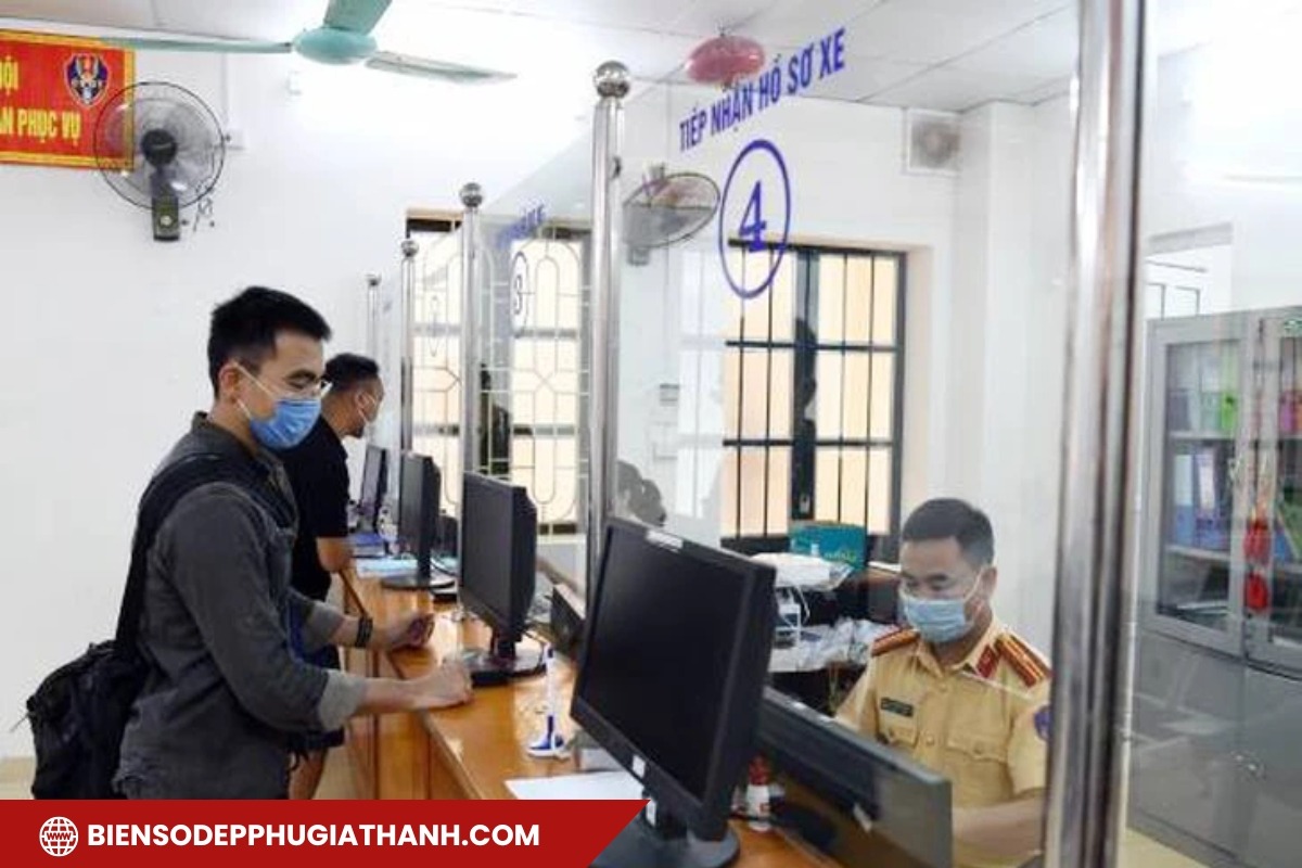 Đến cơ quan đăng ký xe sau khi trúng đấu giá