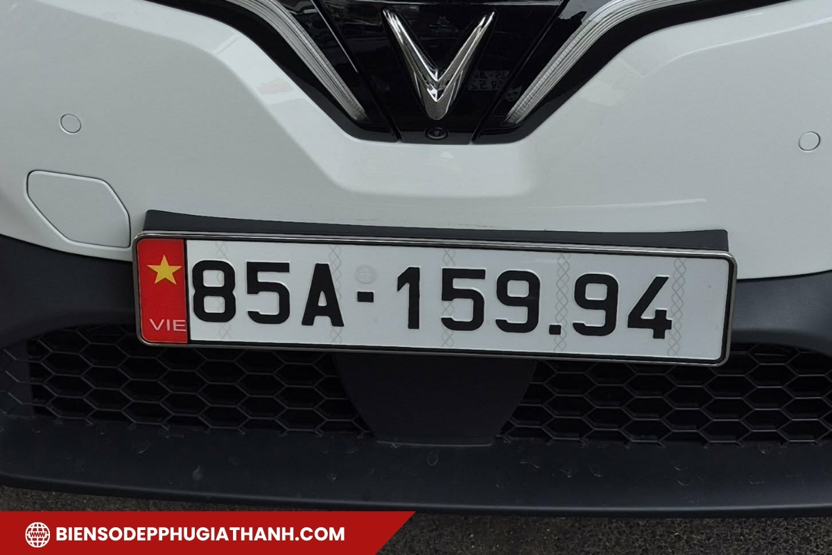 Biển số xe 85 gắn trên xe ô tô tại khu vực tỉnh Khánh Hòa