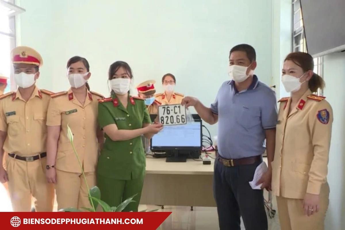 Công an cấp biển số xe cho chủ xe tại Quảng Ngãi
