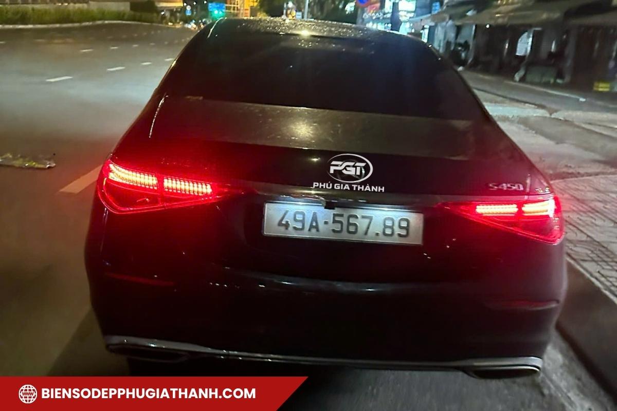 Hình ảnh minh họa xe ô tô con gắn biển số seri A nền trắng