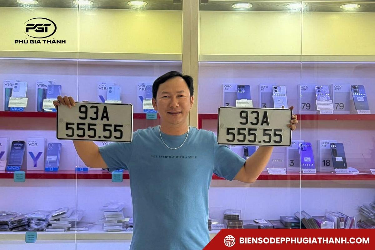 Khách hàng của Phú Gia Thành nhận biển số ngũ quý 55555