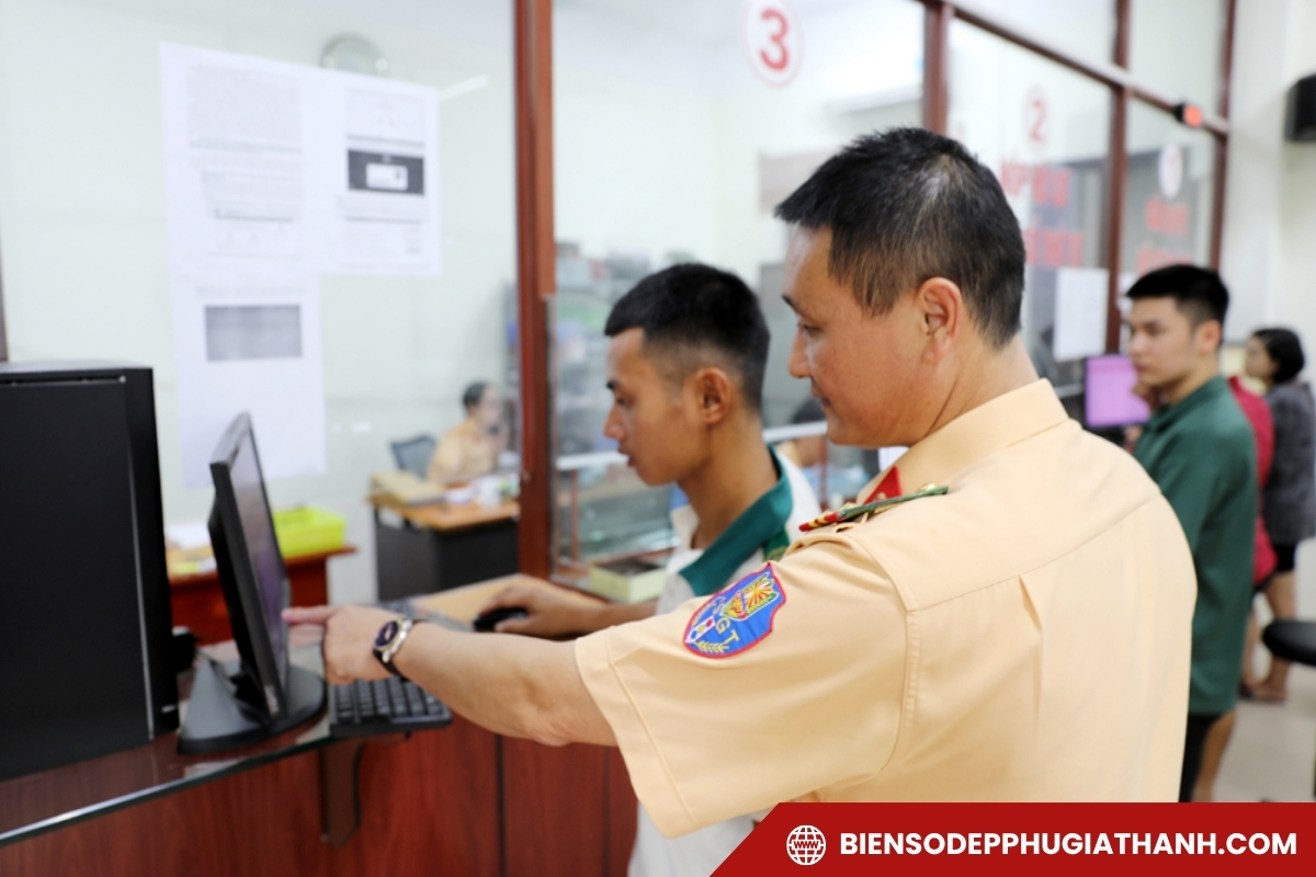 Cán bộ CSGT hướng dẫn người dân cách đăng ký đấu giá biển số xe trực tuyến