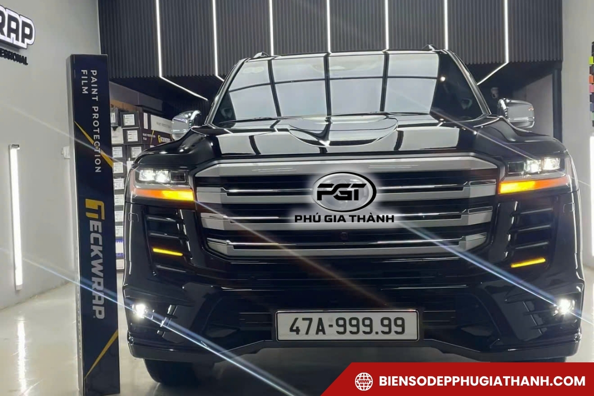 Biển số ngũ quý Đắk Lắk đặt trên xe ô tô sang trọng