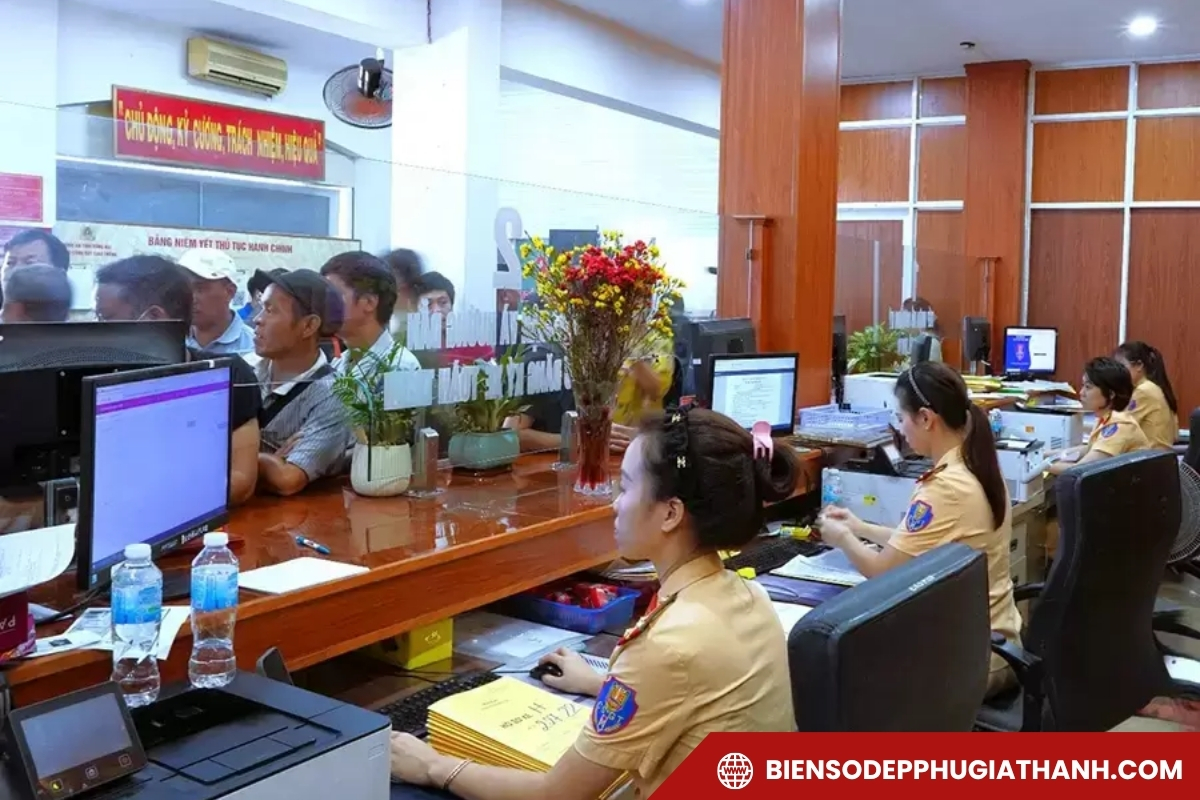 Cảnh đăng ký biển số xe tại trụ sở công an Điện Biên 