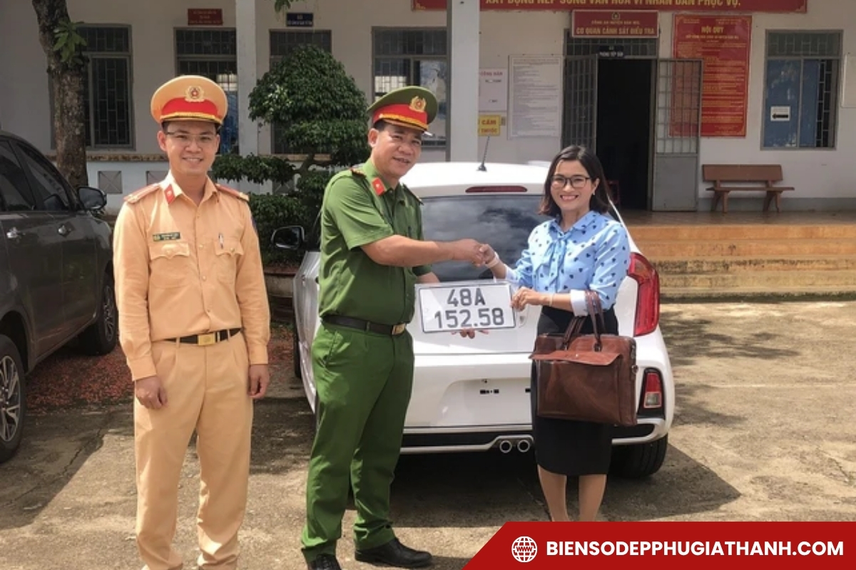 Chủ xe nhận biển số trúng đấu giá tại phòng CSGT Đắk Nông