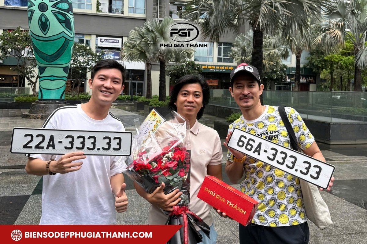 Đội ngũ chuyên gia của Phú Gia Thành trao biển số trúng đấu giá 9 nút cho khách hàng