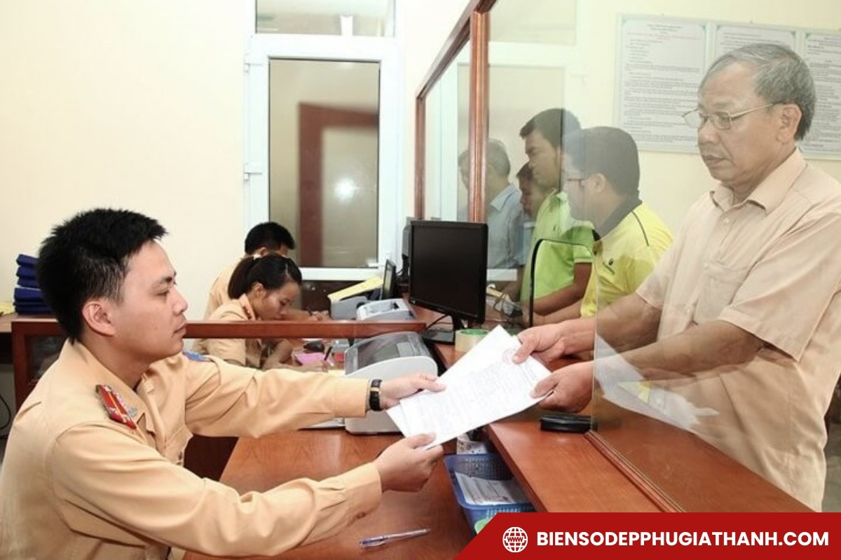 Người dân đến làm thủ tục tại Cục CSGT
