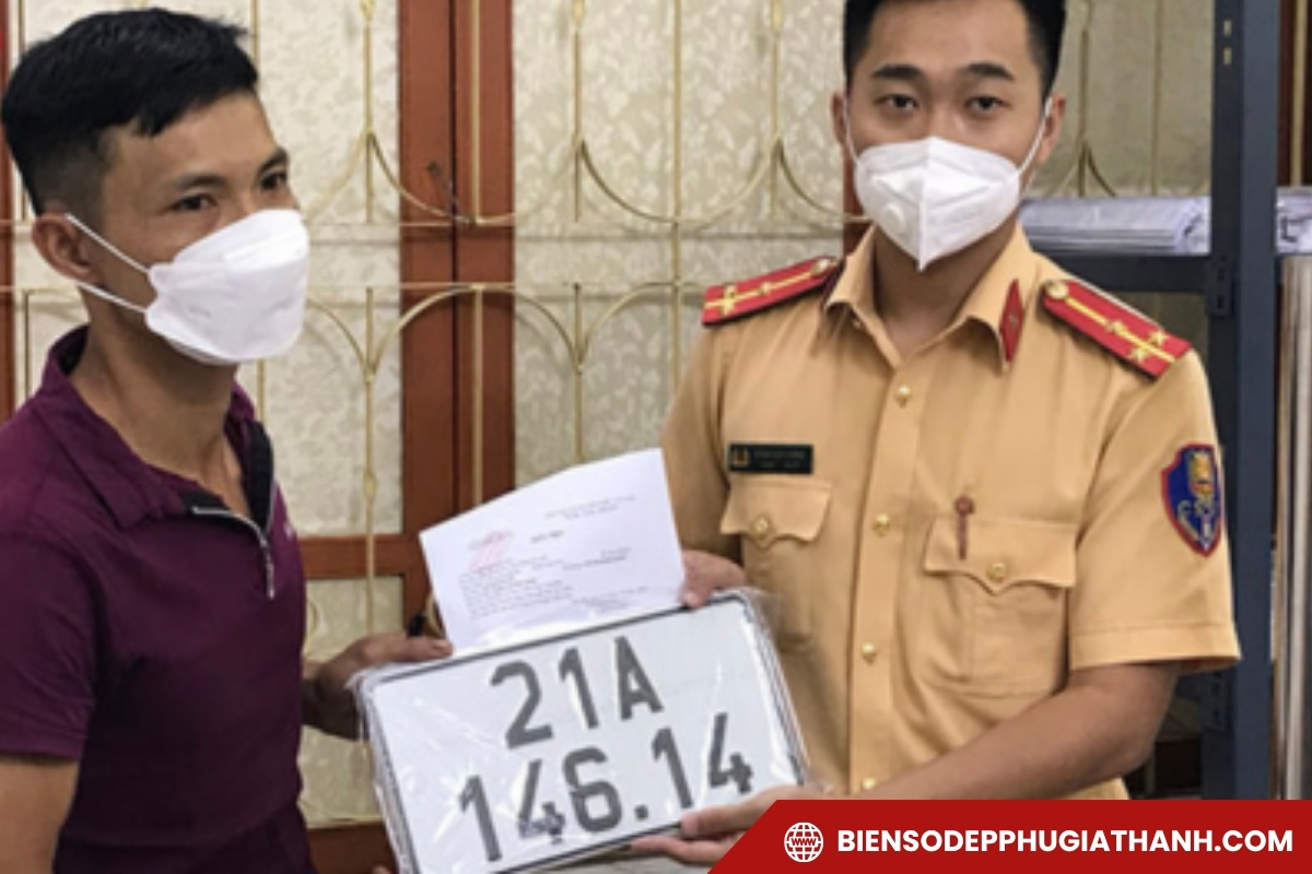 Người dân nhận biển số xe tại Phòng CSGT Lào Cai