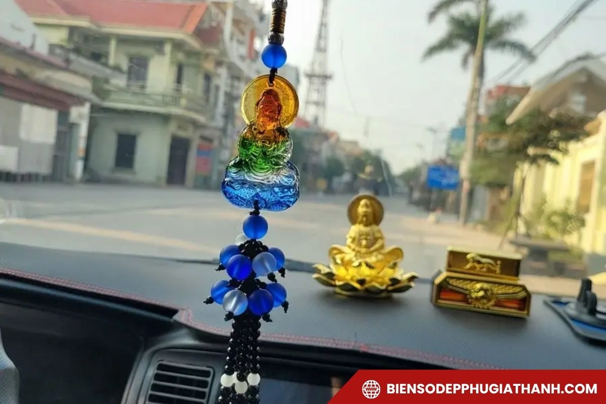 Vật phẩm phong thủy trang trí trong nội thất xe hơi