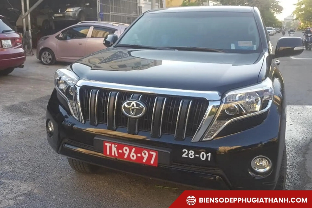 Biển số xe màu đỏ thuộc sở hữu của quân đội lưu thông trên đường