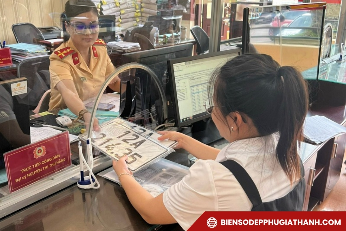 Người dân đăng ký biển số định danh ở tỉnh Lạng Sơn