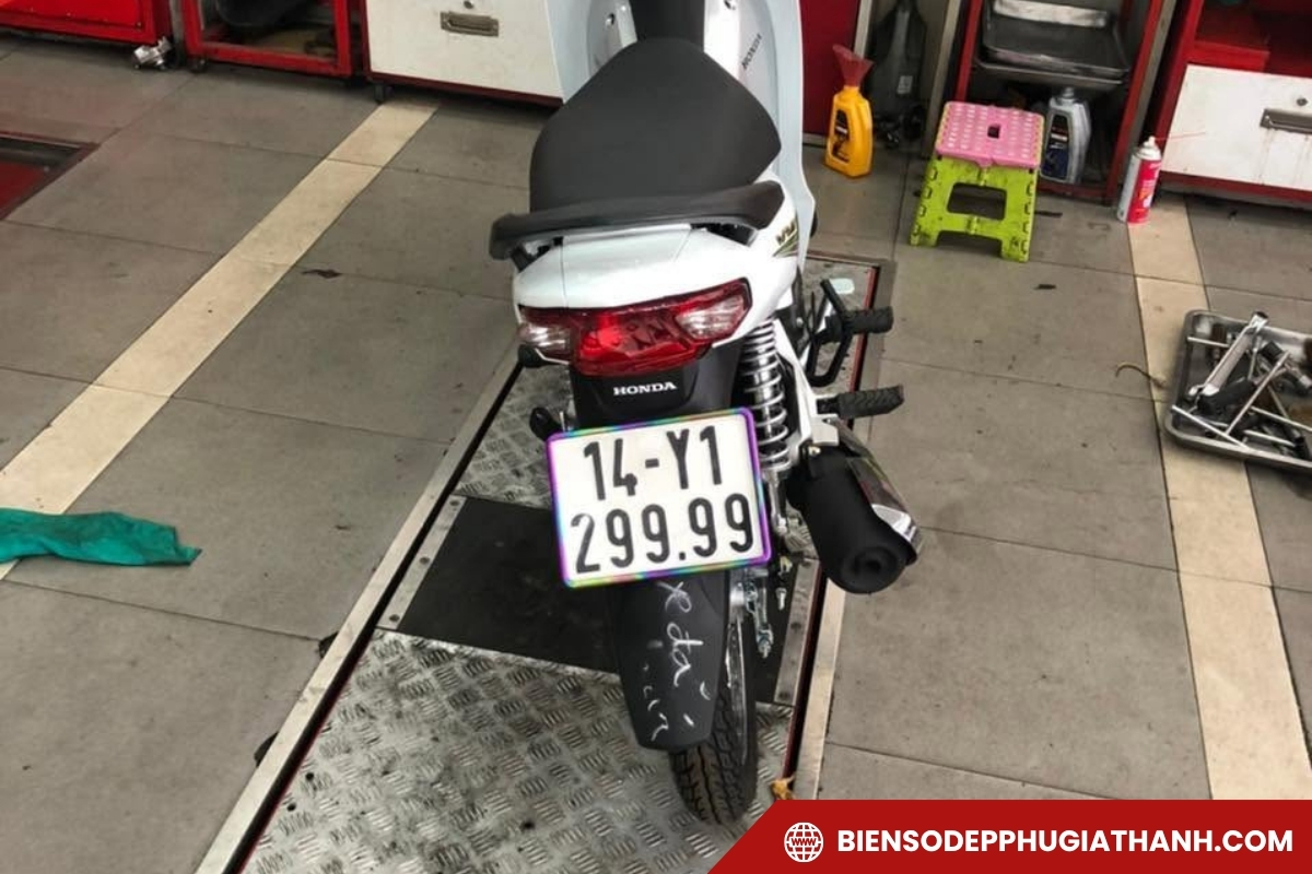Xe máy gắn biển số đẹp trúng đấu giá trực tuyến
