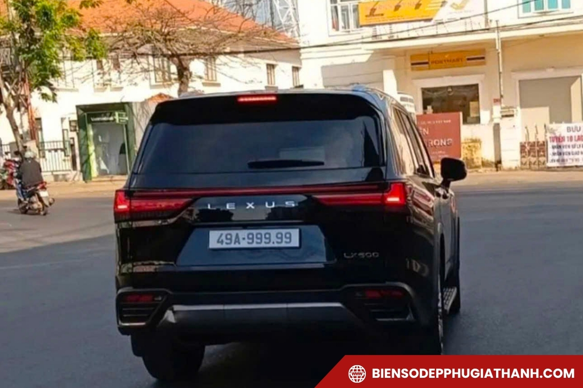 Xe ô tô gắn biển số ngũ quý 49 Lâm Đồng lưu thông trên đường