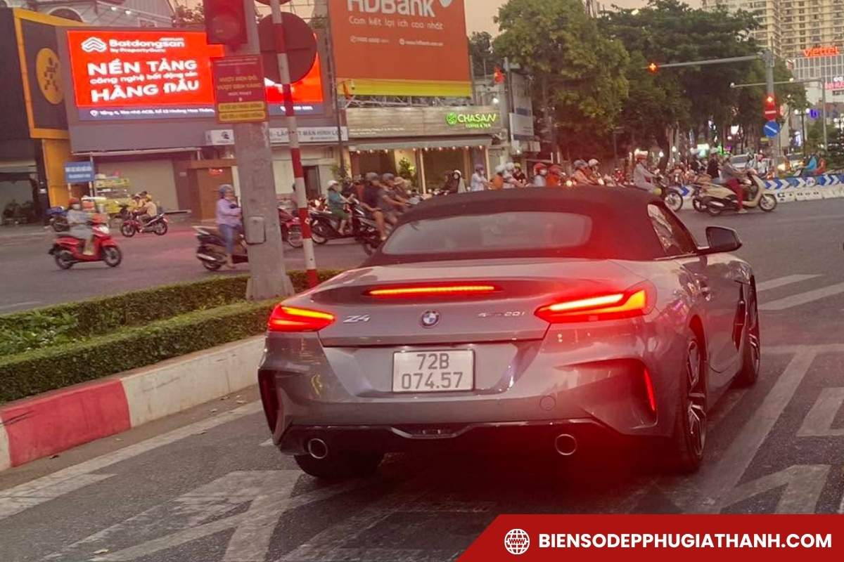 Xe ô tô mang biển số 72 lưu thông trên đường